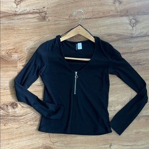 Black zip top 🌚